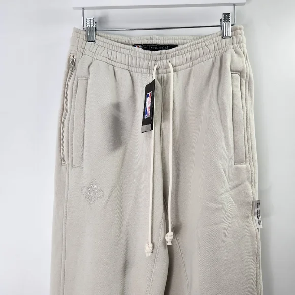 NIKE Standard Issue Classic Style Meets Modern Performance Basketball Joggers - Picture 2 of 8